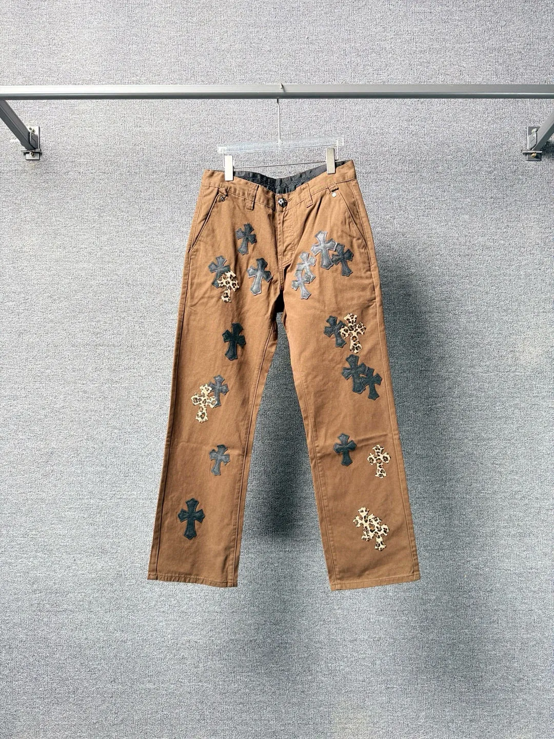 P270 💰 (Top version) Chrome Hearts | Chrome Hearts Brown Casual Cross Patched Leather Jeans - Full of exploring the ultimate in fashion, Chrome Hearts' new Chrome Hearts pants cleverly integrate camouflage cross, camouflage cross and other elements to break the traditional boundaries. Mattyboy's clever fusion of overalls and khaki jeans, the same style, brings endless matching inspiration to fashionistas! Whether it is daily wear or fashion experiment, these pants can bring you an excellent fashion experience. Color: Brown Size: 28-30-32-34 (corresponds to S-M-L-XL)